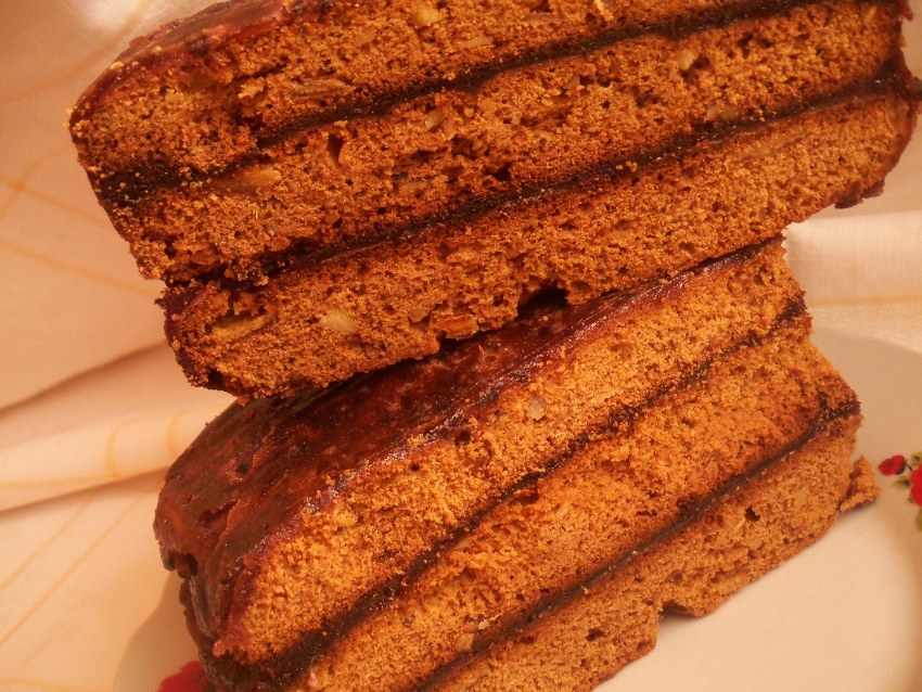 Коврижка постная медовая с орехами