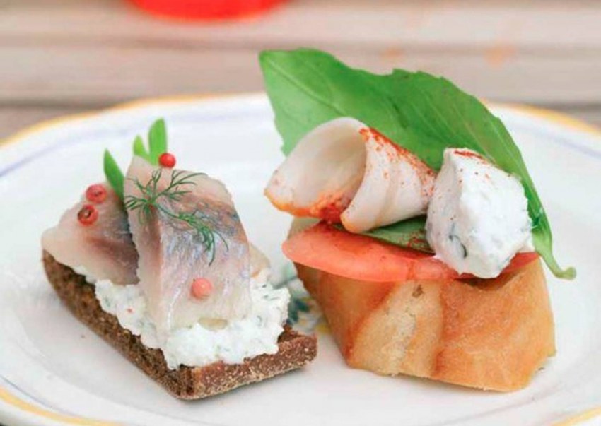Закуска с селедкой и черным хлебом