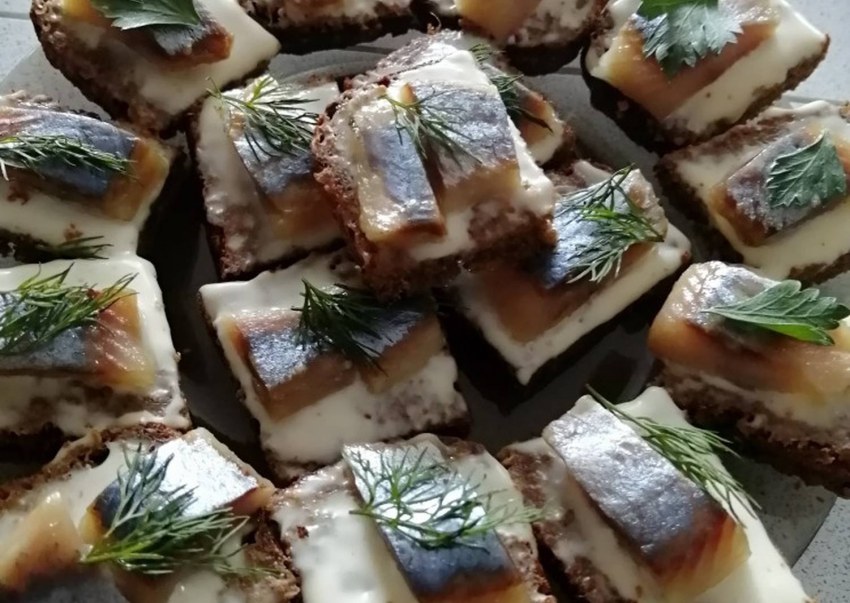 Тартинки с селедкой мировой закусон