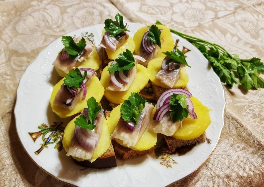 Селёдка на хлебе закуска