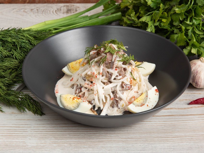 Салат с редькой и говядиной