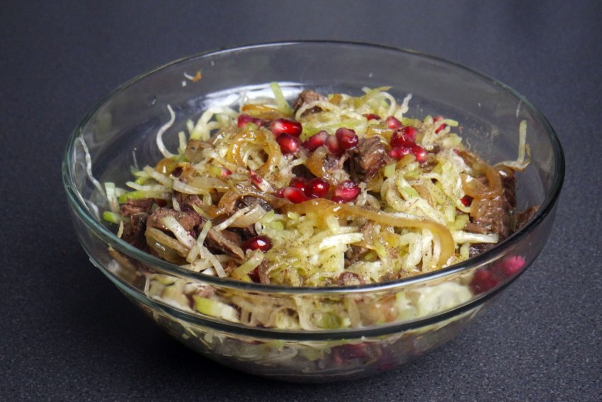Салат с редькой и говядиной