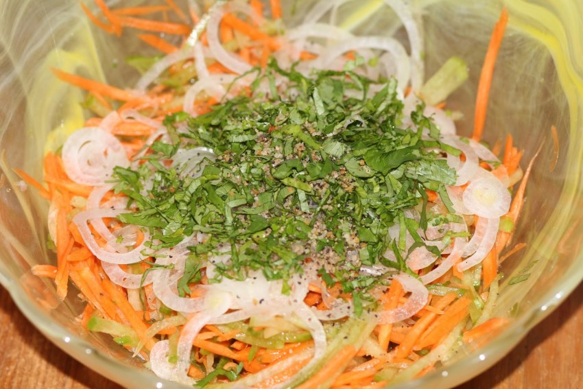 Салат из копченой курицы и редьки