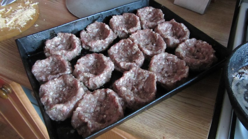 Мясные гнёзда из фарша с грибами и сыром в духовке