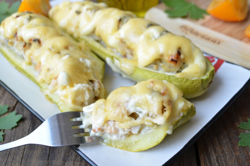 Лодочка из куриного филе с кабачком