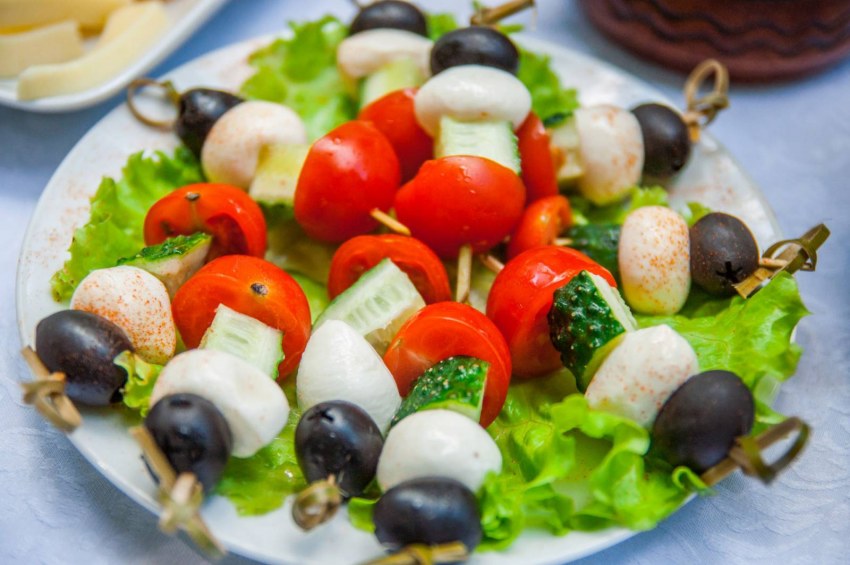 Канапе с черри и брынзой