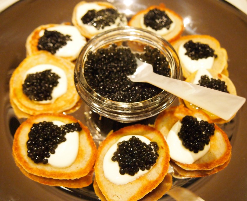 Рулетики с огурцом и икрой