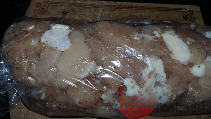 Рулет из курицы в духовке в рукаве