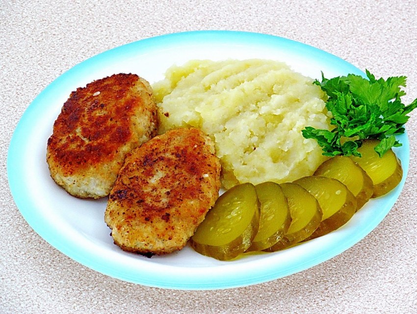 Шницель с картофельным пюре