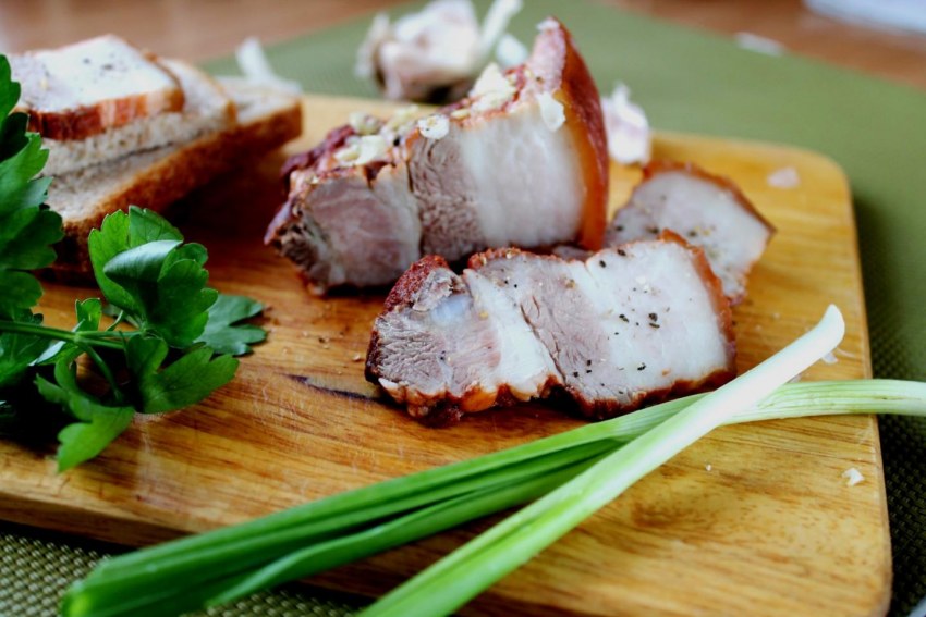 Свиная грудинка в луковой шелухе