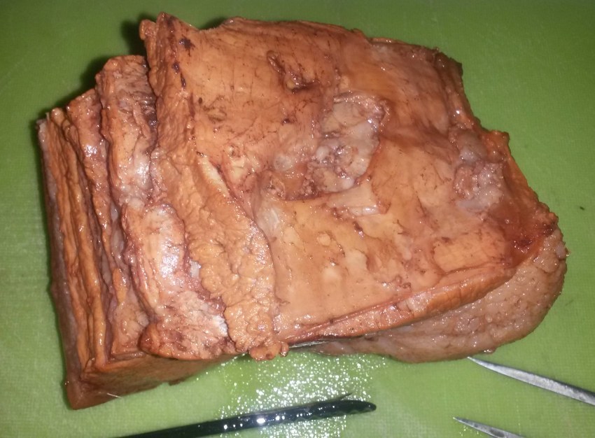 Грудинка вареная в луковой