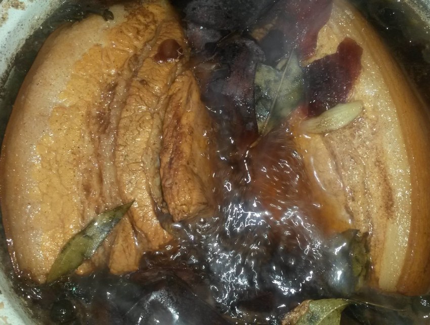 Грудинка с луковой шелухой в рассоле