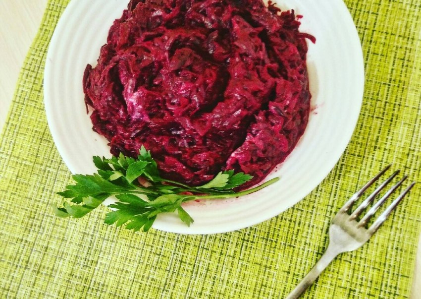 Салат из свёклы с чесноком