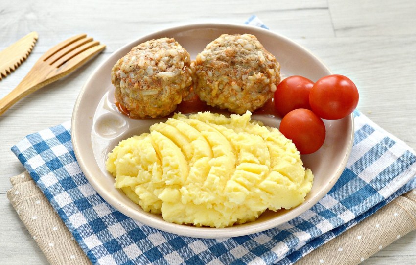 Мясная котлета с овощами в духовке