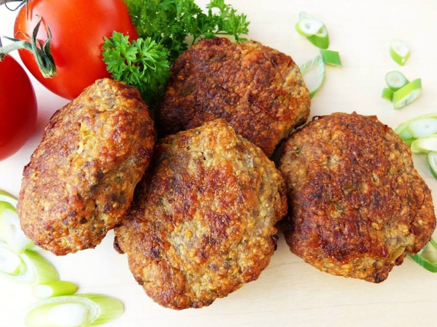 Котлета мясная с гречкой