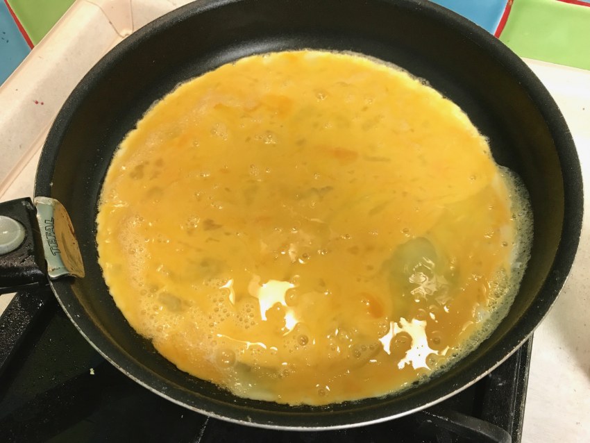 Омлет на сковороде с молоком
