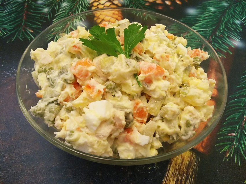 Салат Оливье с курицей