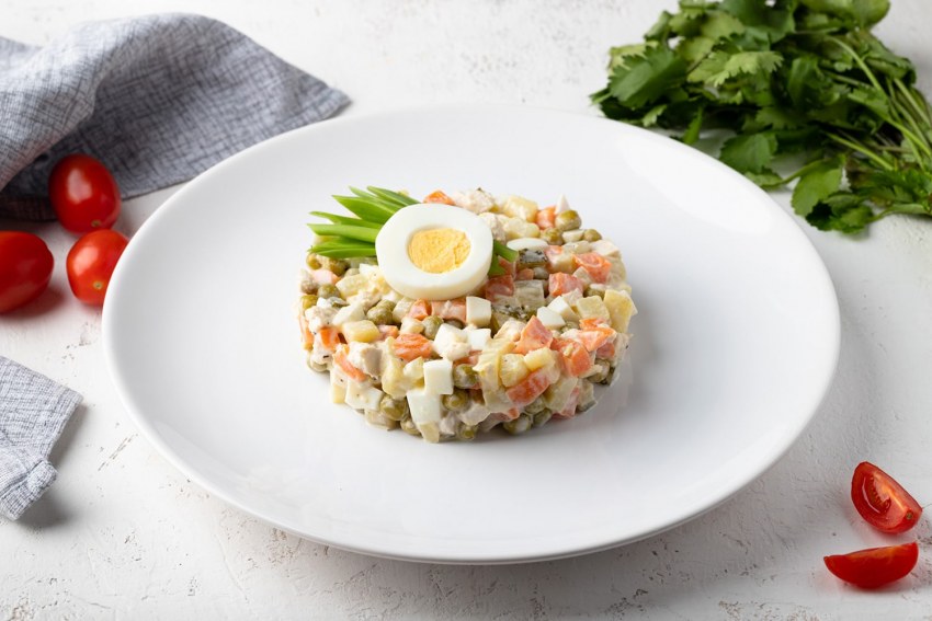 Салат Оливье с куриной грудкой