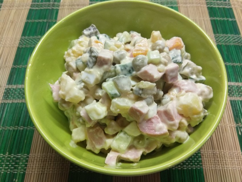 Салат столичный с курицей