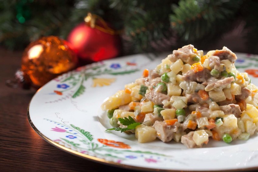 Салат столичный с копченой курицей