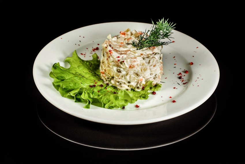 Салат Оливье с куриной грудкой