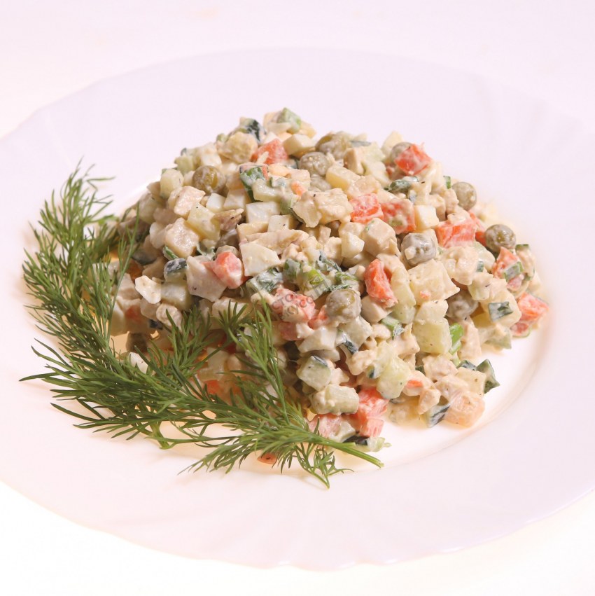 Салат с ананасом и курицей копченой
