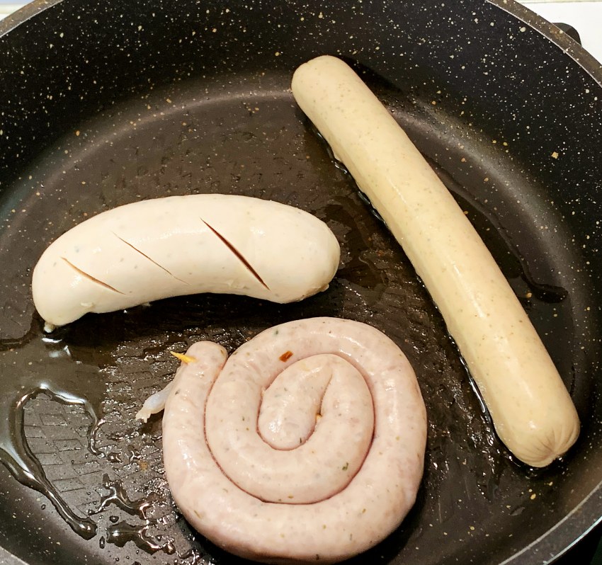 Жареные шпикачки на сковороде