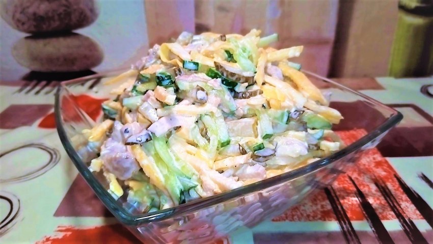 Салат с отварной курицей