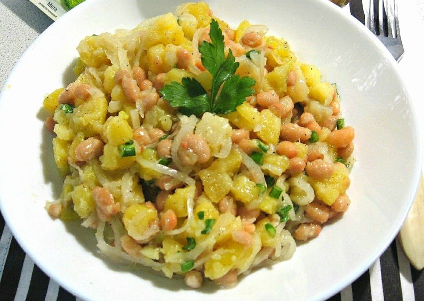 Постный салат с фасолью