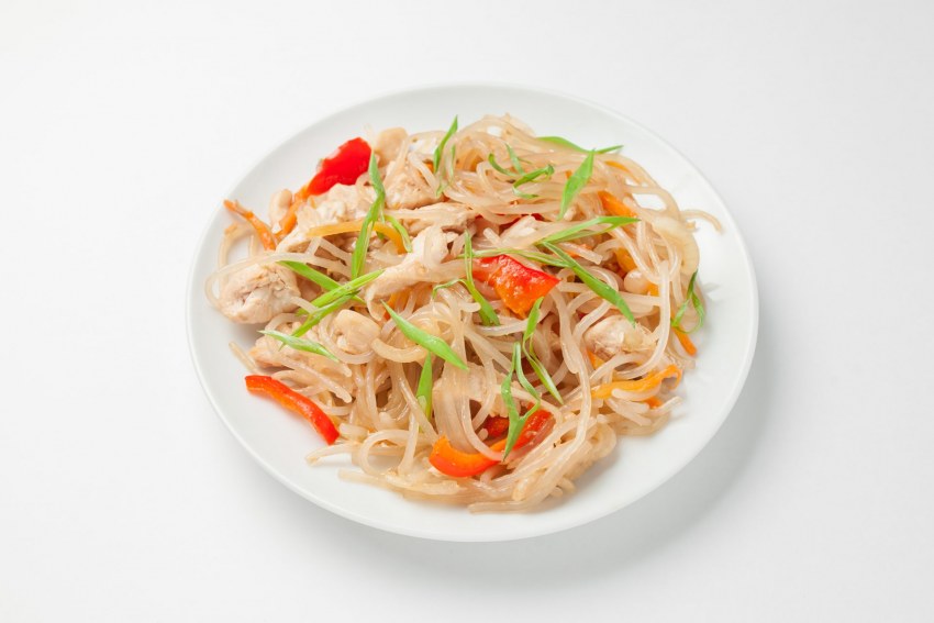 Салат с говядиной и лапшой