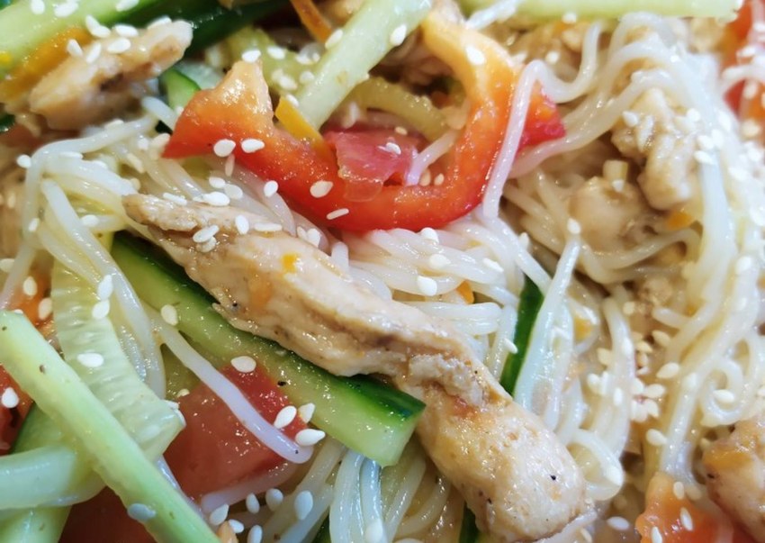 Рисовая лапша с курицей по тайски