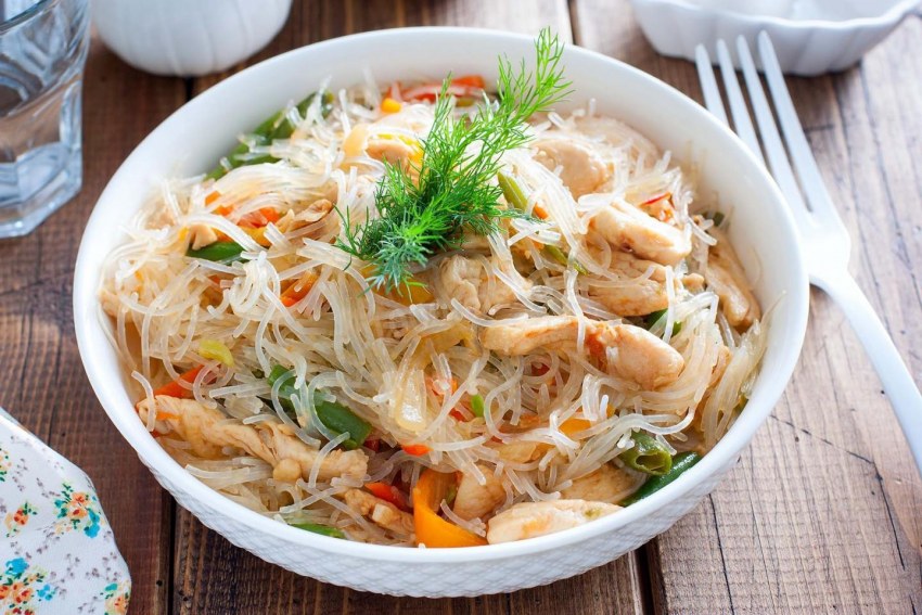 Фунчоза с курицей и овощами