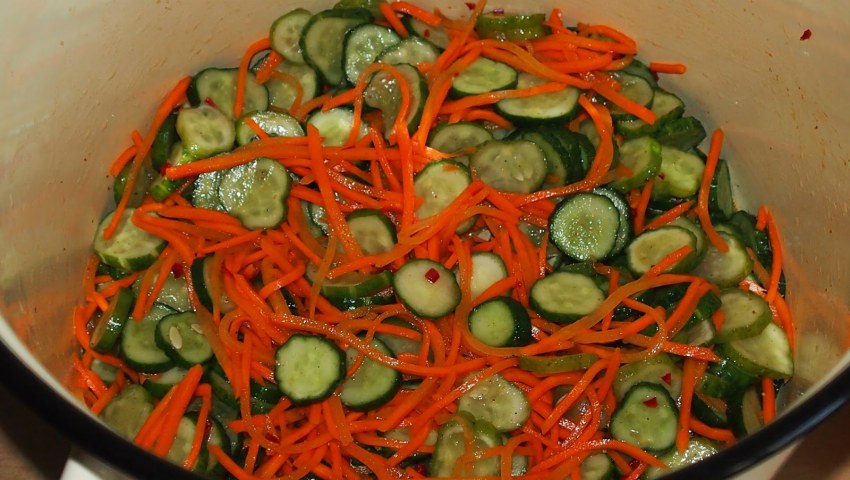 Корейский салат из огурцов с мясом