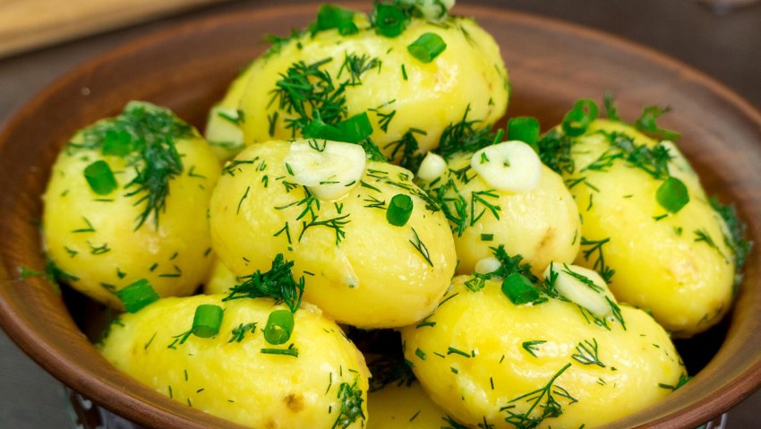 Картофель отварной с укропом