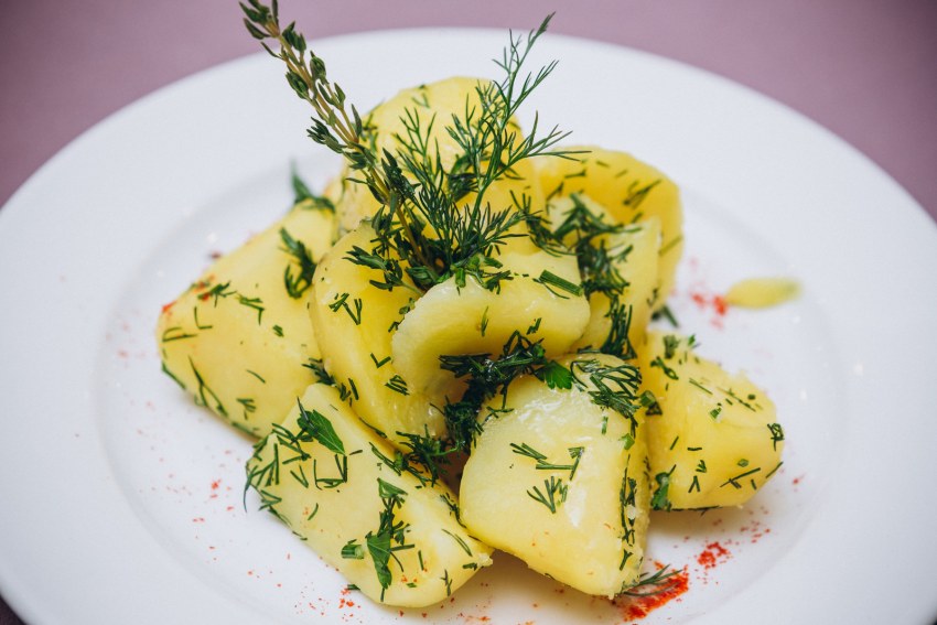 Картофель отварной с маслом и зеленью