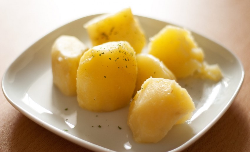 Картошка варёная с укропом и маслом