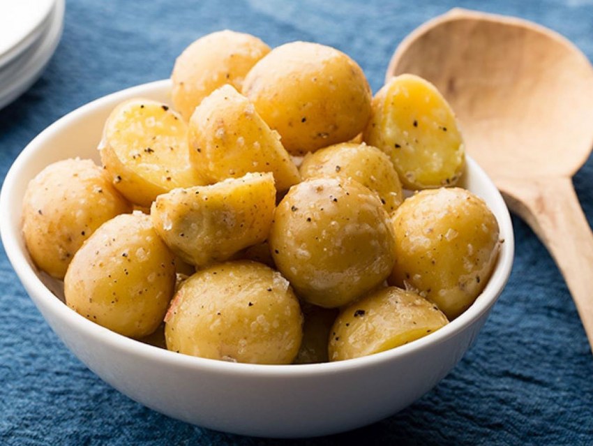 Молодой картофель с укропом и маслом