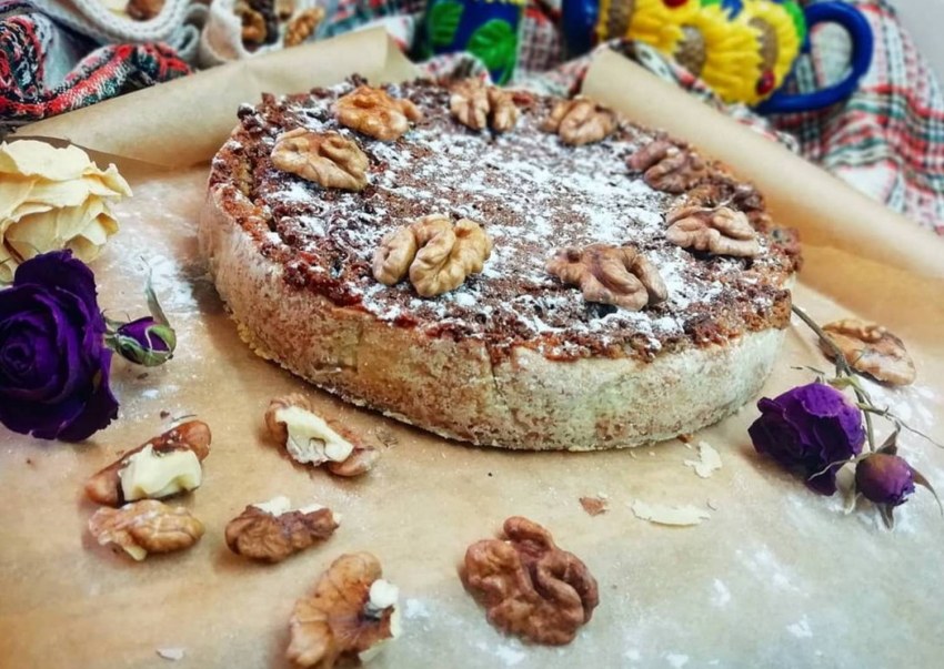 Пирог с изюмом и орехами