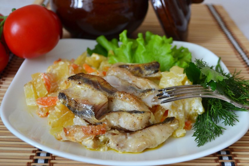 Скумбрия тушеная в сметане с луком и морковью