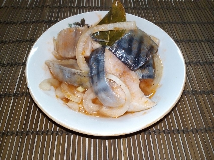 Запеченная скумбрия на яблоках