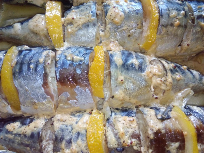 Скумбрия в фольге в духовке с картошкой и луком лимоном