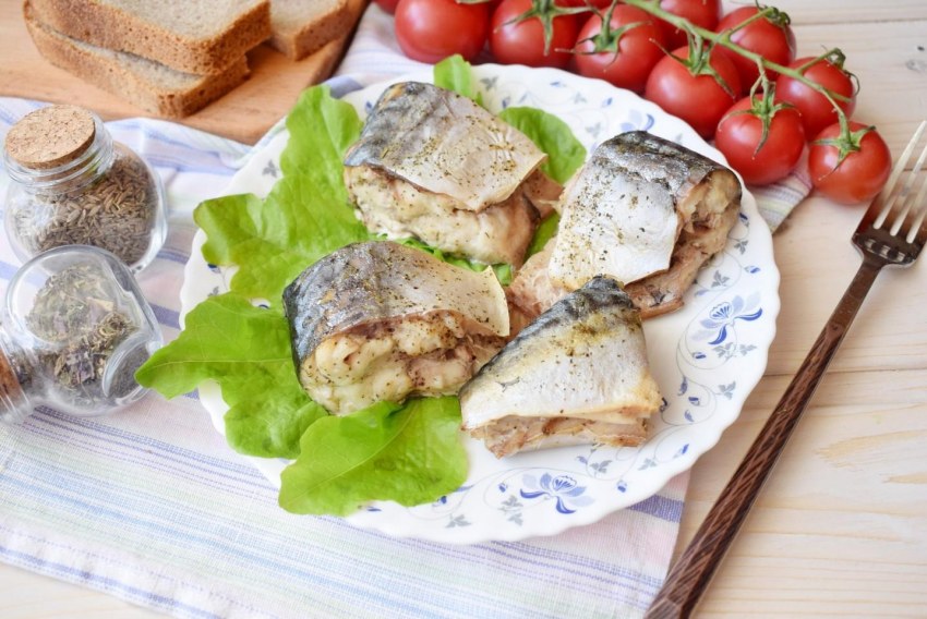 Скумбрия в мультиварке с морковкой и луком