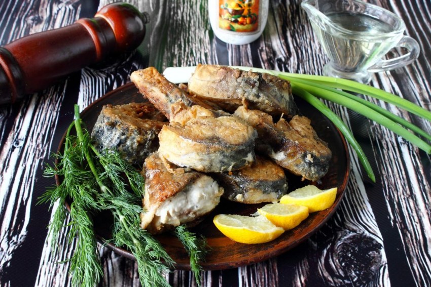 Скумбрия в духовке с помидорами и луком