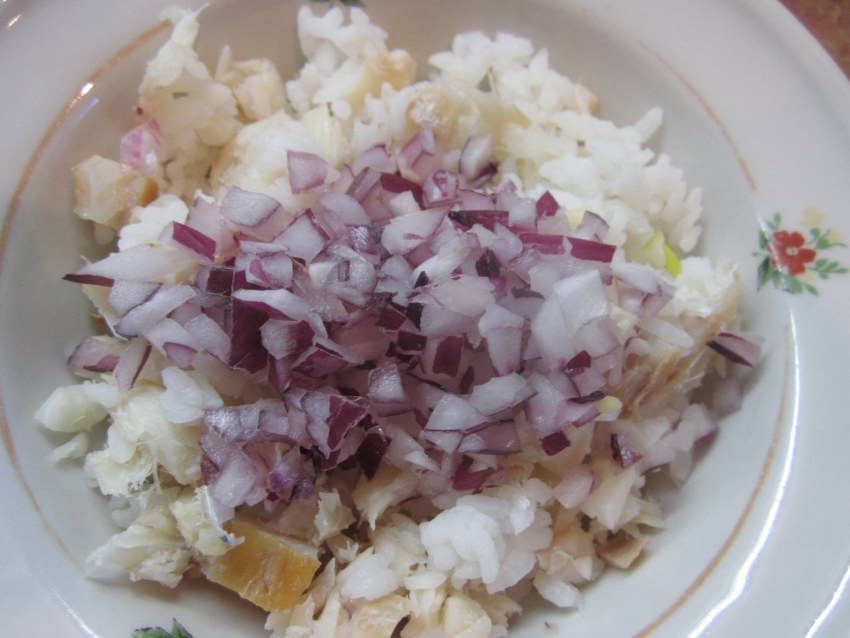 Салат с рыбой горячего копчения и рисом