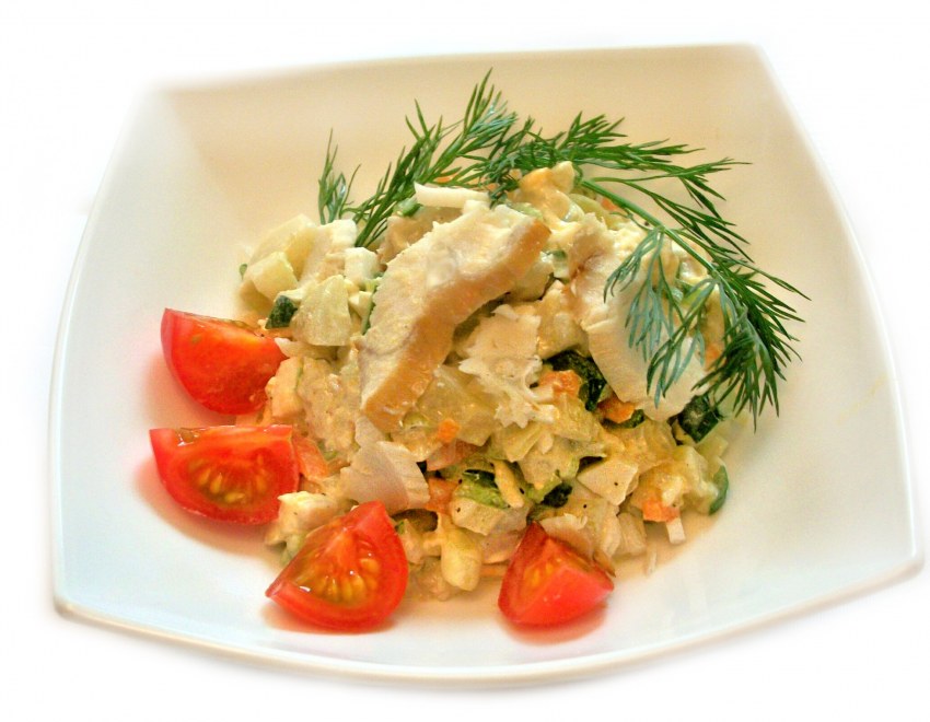 Салат с копченой рыбкой