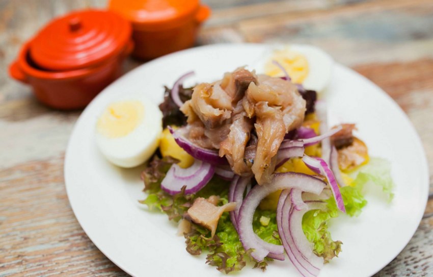 Салат с копченой рыбой и картофелем