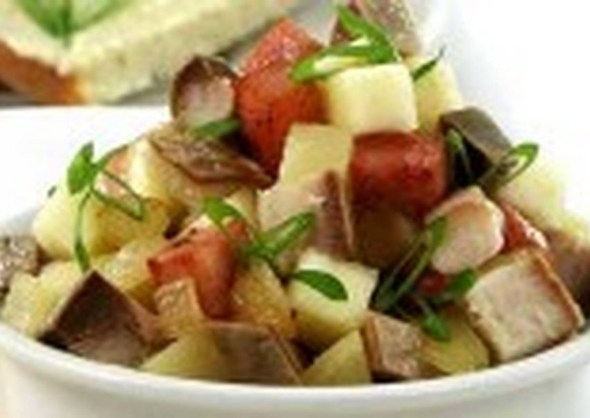 Теплый картофельный салат с копченой рыбой