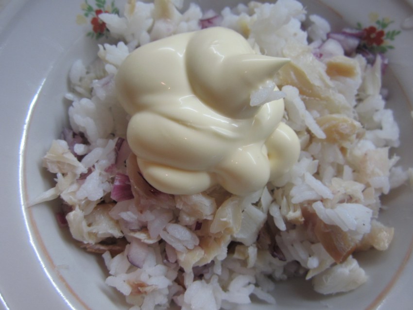 Салат из копченой трески с рисом