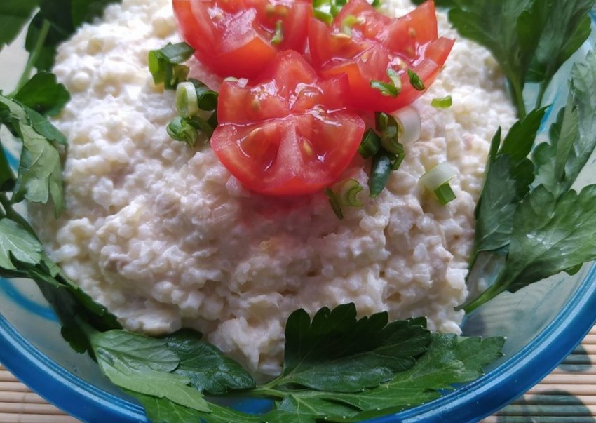 Салат с копченой рыбой и картофелем