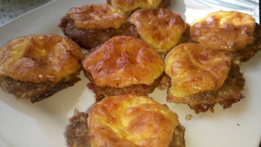 Мясные ватрушки из фарша в духовке с грибами